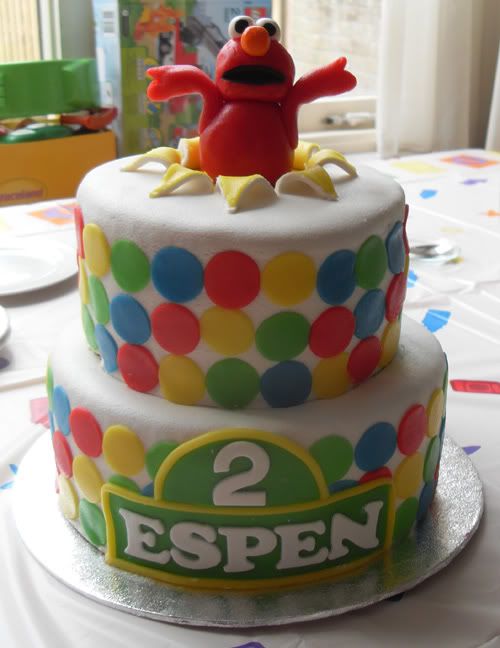 http://i843.photobucket.com/albums/zz351/cake-and-kisses/elmo1.jpg