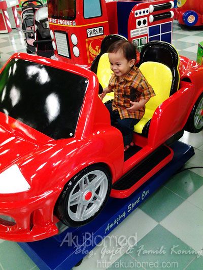 Baby Aslah memandu kereta mainan