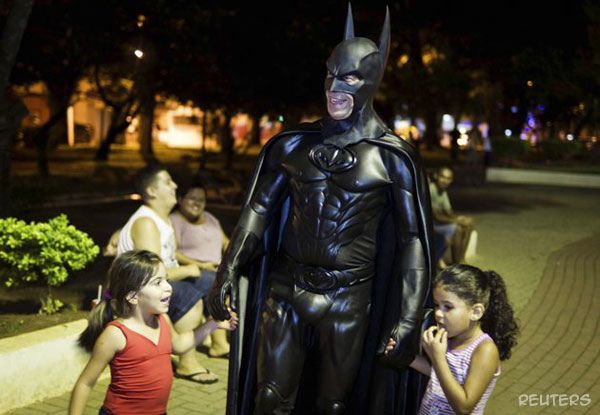 Batman Brazil mudah didekati anak-anak cilik