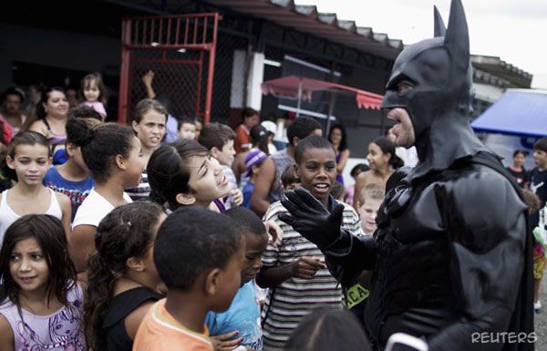 Batman Brazil memberi ceramah kepada golongan kanak-kanak