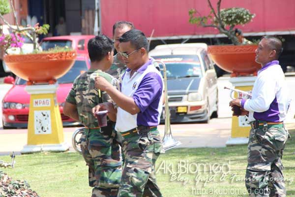Berehat untuk minum air sejuk kerana panas terik