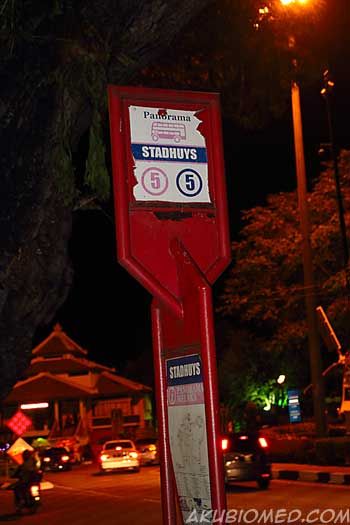 papan tanda perhentian bas