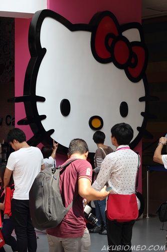 pengunjung hello kitty town