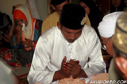 pengantin lelaki berdoa