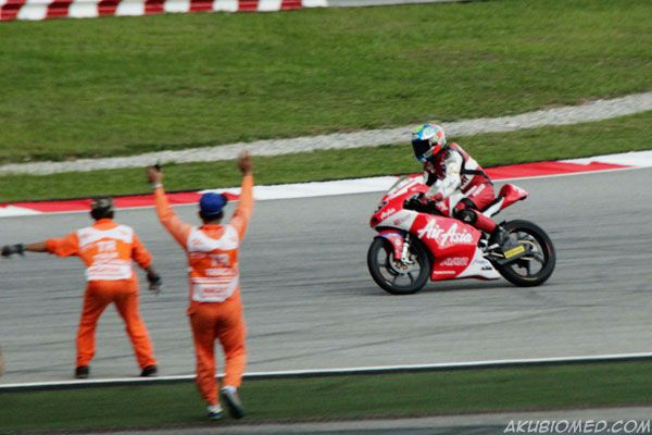 petugas sic meraih kejayaan zulfahmi moto3 2012