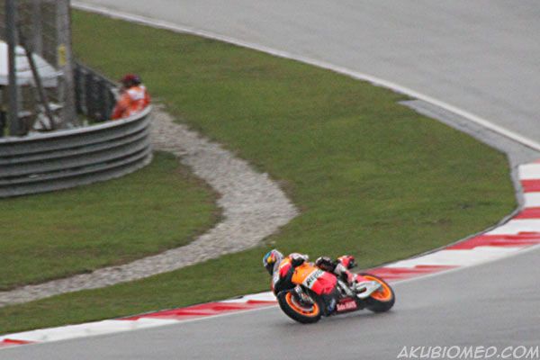 danni pedrosa di litar sepang ketika perlumbaan motogp 2012