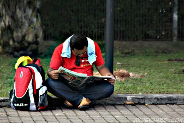 peminat motogp 2012 baca surat khabar