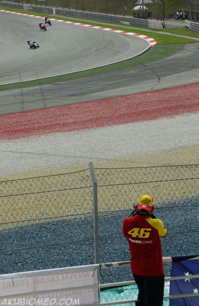 peminat motogp 2012 membidik dengan kamera dslr