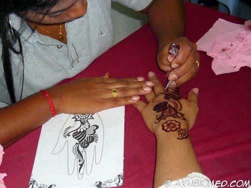 melukis henna