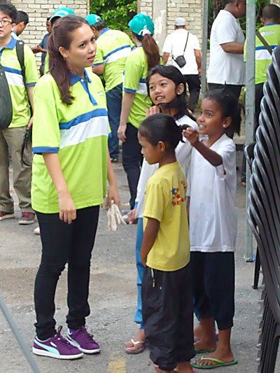 Siti Saleha melayan kanak-kanak