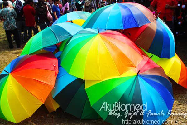 Payung warna pelangi